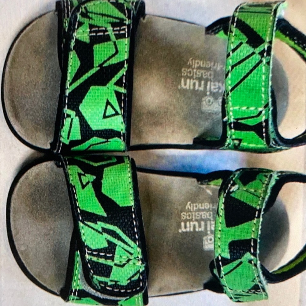 Adjustable velcro straps toddler shoes